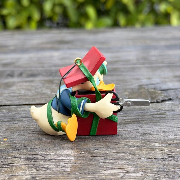 Hallmark & Disney Ornaments Donald and Daisy Duck Lovers' Lodge Surprising Gift - Picture 14 of 15